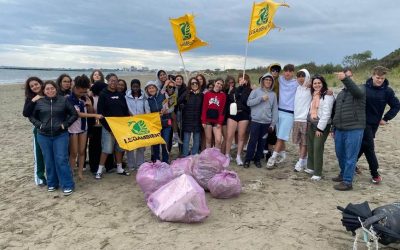 Studenti in spiaggia contro i rifiuti: raccolta e monitoraggio al Lido degli Scacchi