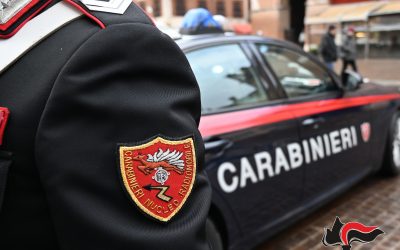 Disturba i vicini e poi morde e calcia i carabinieri, manette per una 28enne