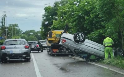 Escono di strada con l’auto e si cappottano in via Caldirolo