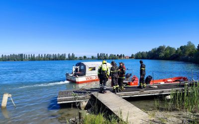 Patenti nautiche Vigili del fuoco: corso di formazione al lago di Settepolesini