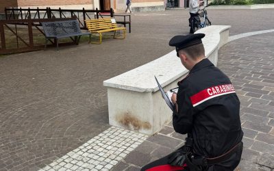 Ubriaco prende a calci una panchina e ruba una bici