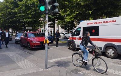 Portiera aperta all’improvviso, ciclista cade contro un’auto in transito