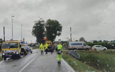 Schianto tra due auto in via Pomposa, ferite due donne