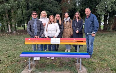 A Ferrara torna la ‘Panchina Arcobaleno’ rinnovata