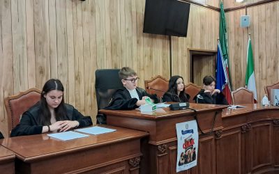 Processi simulati, storie vere: gli studenti portano in tribunale bullismo e umiliazione social