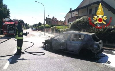 Auto in fiamme a Occhiobello, paura all’incrocio tra via Trento e via Berlinguer