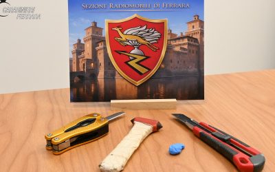 Ruba una borsa, poi la restituisce: “Sono cleptomane”. Ma nello zaino aveva attrezzi da scasso
