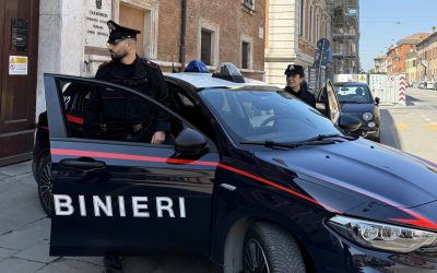 Spintona l’addetto alla sicurezza per fuggire con la spesa. Rapina impropria alla Lidl di via Oroboni