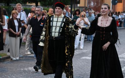 Il Magnifico Corteo incanta Ferrara: oltre mille figuranti nel cuore della città