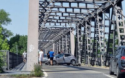 Auto contro il pilone del ponte tra Pontelagoscuro e Santa Maria, traffico in tilt