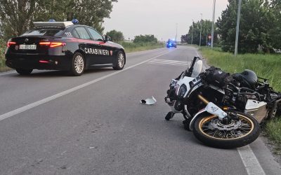 Schianto in moto contro un palo a Lagosanto: 40enne perde una gamba