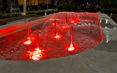 Piazza della Repubblica, fontana in rosso per la Giornata mondiale della Sclerosi Multipla