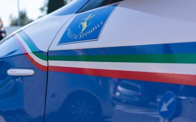 Scappa da casa e finisce sulla Super. Cagnolina salvata dalla Polizia Stradale