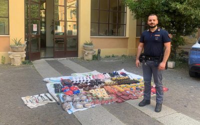 Arrestati dopo la fuga all’alt della polizia. In auto e a casa avevano vestiti rubati e attrezzi da scasso