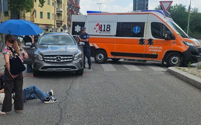 Scontro tra auto e rider alla rotonda Darsena-Isonzo, ferito un giovane