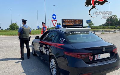 Fugge all’alt dei carabinieri e tenta di investire i militari, arrestata una 57enne