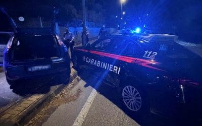 Brucia l’alt dei carabinieri e li sperona. Arrestato dopo la fuga da film in città