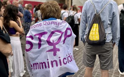 Le chiavi risuonano in piazza per Samanta: in 200 al presidio