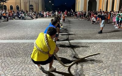 Palio dei bambini. I giovani contradaioli scaldano le gambe