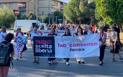 Camminata per Samanta. In cento per dire: “Non una di più”