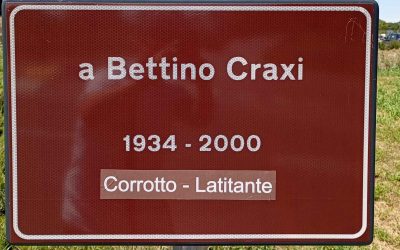 Rotonda Craxi, sulla targa compare l’adesivo “Corrotto – Latitante”