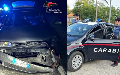 Fugge all’alt dei carabinieri dopo un incidente: inseguimento nella notte tra Mesola e Riva del Po