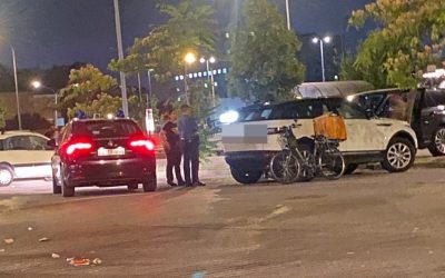 Vede l’ex fidanzata e scatta la zuffa nel parcheggio. Indagano i carabinieri