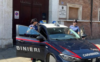 Sferra calci al portone della caserma per sfondarlo. In tasca aveva una dose di cocaina