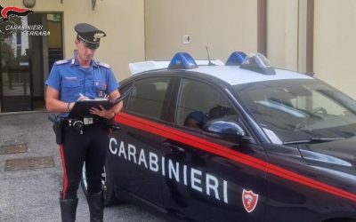 Spaccata con tentata fuga per un bottino di 30 euro