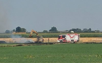 Incendio in un campo a Copparo, in fiamme rotoballe