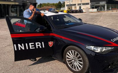 Si spoglia davanti ai bambini e aggredisce i carabinieri, arrestato