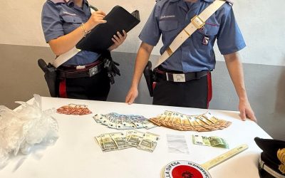 Spaccio, due arresti dopo un tentativo di fuga: sequestrata cocaina e 900 euro