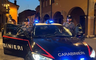 Alimenti scaduti da un anno in un minimarket: multa da 2mila euro
