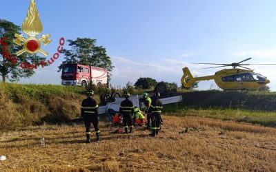 Furgone con braccianti esce di strada a Pilastri di Bondeno: sette feriti