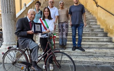 La giornata speciale di Adon Testa: a 100 anni raggiunge il Municipio in bicicletta per festeggiare il compleanno