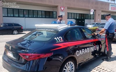 Nasconde il superalcolico nei pantaloni, poi colpisce vigilante e vicedirettore