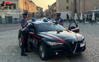 Gli negano una birra in un bar e lancia tavoli e sedie
