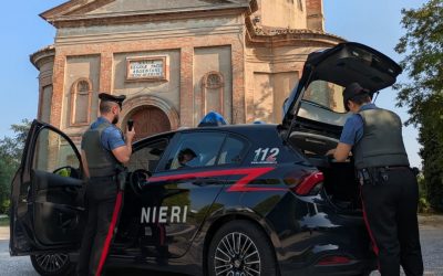 Fugge tra i campi e aggredisce i carabinieri: arrestato un 42enne