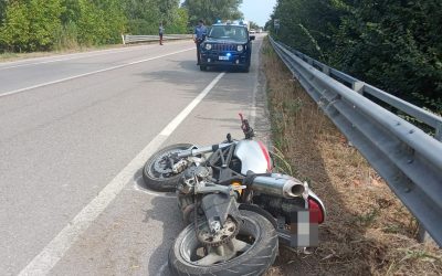 Cade con la moto sull’Adriatica, centauro finisce a Cona