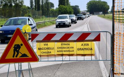 Voragine in via Bacchelli, strada chiusa nel tratto tra via Canapa e via Gramicia