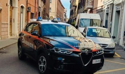 Whiskey rubato e minacce con un coccio di bottiglia. Due a processo