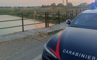 Bondeno, vuole gettarsi dal ponte del Cavo. Salvato da un cittadino e dai carabinieri