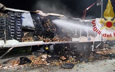 A fuoco tir sulla A13, autostrada chiusa per due ore