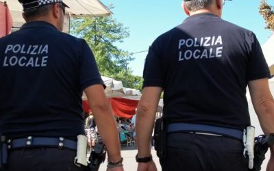 In monopattino elettrico senza contrassegno e casco
