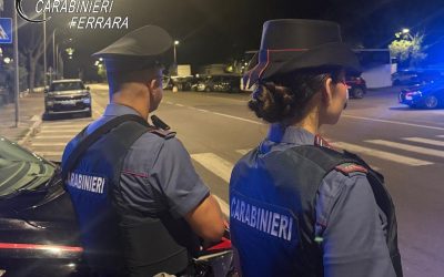 Taglia la cappotta dell’auto per rubare. Poi picchia la proprietaria e viene arrestato