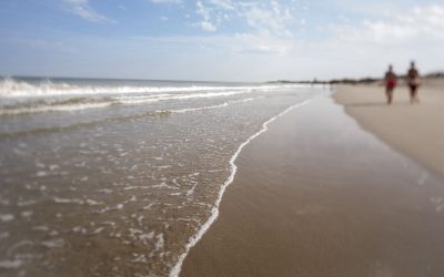 Tramonto in spiaggia. Undici stabilimenti balneari propongono cene, aperitivi e degustazioni vista mare