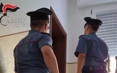A casa tiene fucili e cartucce in modo non sicuro, denunciato 70enne