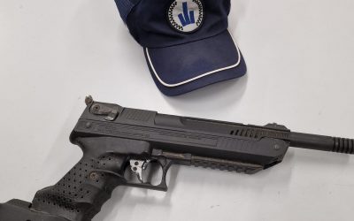Si addormenta con la sigaretta accesa, incendio in casa: denunciato per una pistola irregolare