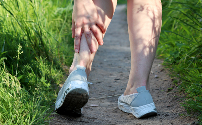 Gambe pesanti e gonfiore in estate: quando è utile approfondire