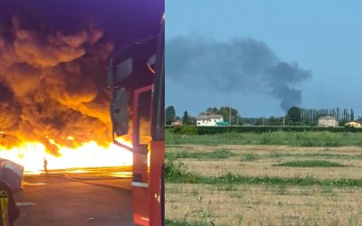 Incendio alla Eco.Ge.Ri. di Finale Emilia, nube di fumo visibile anche nel Ferrarese